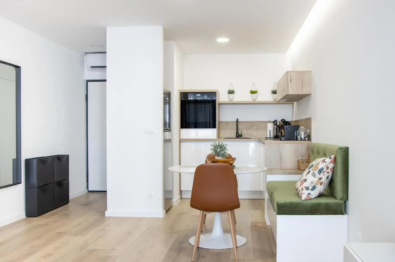 Apartment Molo With A Terrace, Garden And A Heated Pool Trogir 0*,