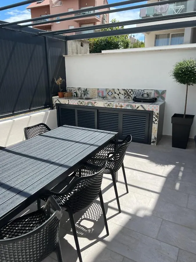 Apartment Molo With A Terrace, Garden And A Heated Pool Trogir Horvátország